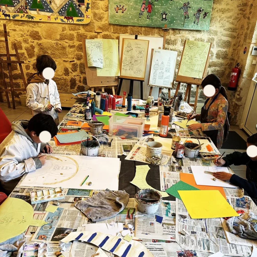 enfants peignant des affiches sur le thème du Carnaval de Venise lors d'un stage créatif à l'Atelier Amarillo