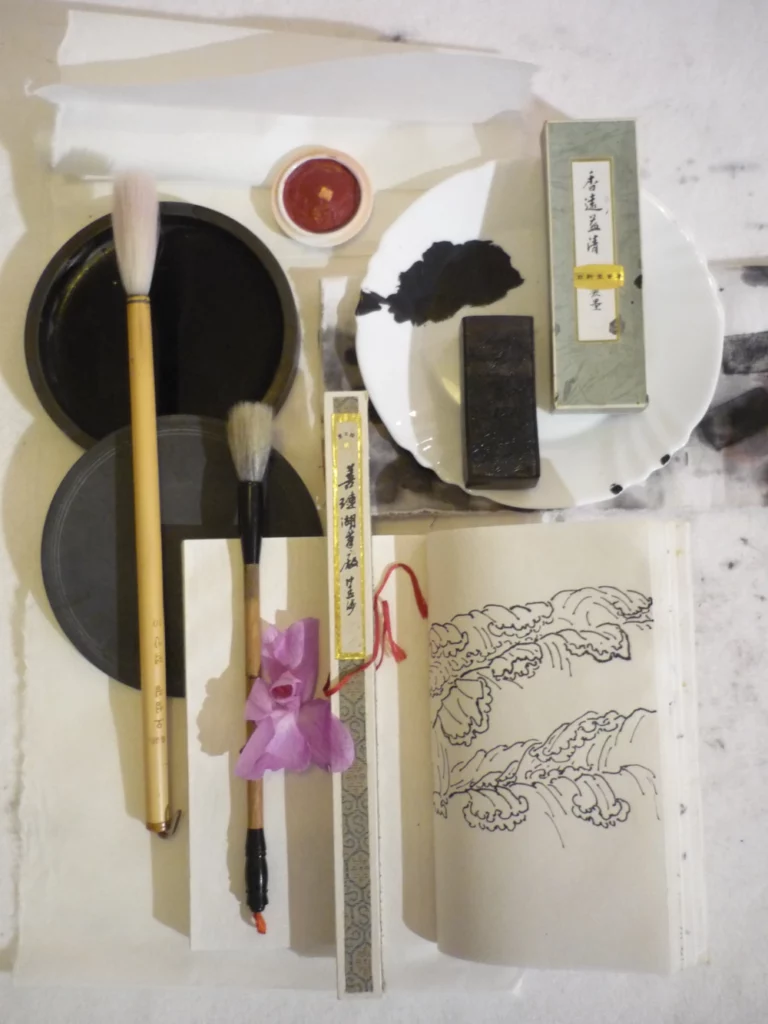 photo du matériel nécessaire pour un atelier de Sumi-e : encre de Chine, pinceaux, carnet,...