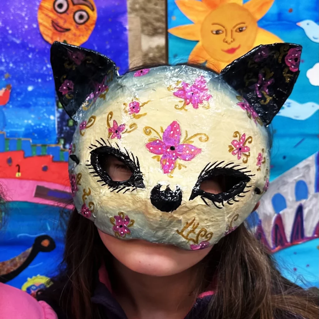 masque d'enfant réalisé en papier mâché lors d'un stage créatif à l'Atelier Amarillo