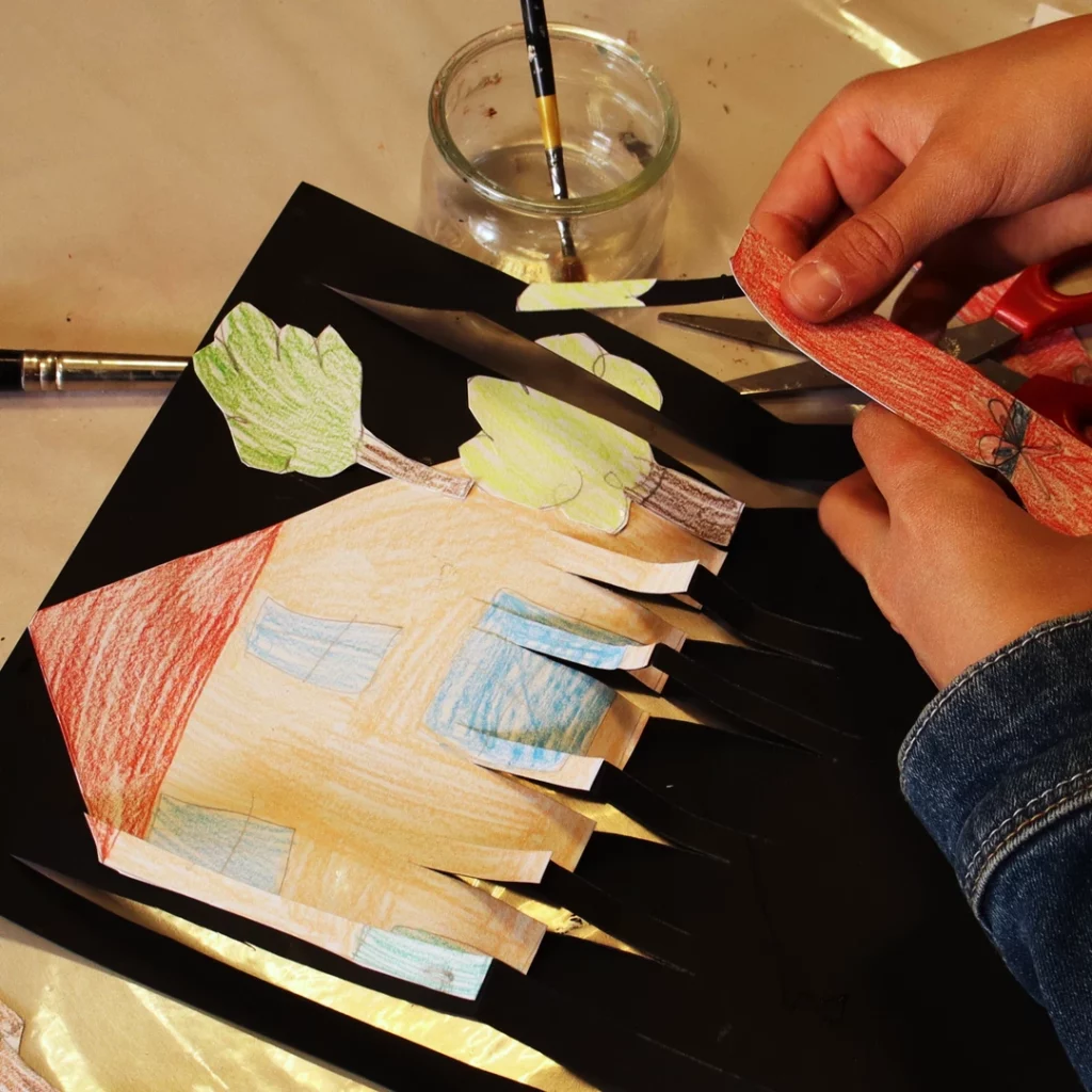 création d'une maison en pop-up lors d'un cours d'arts plastiques à l'Atelier Amarillo