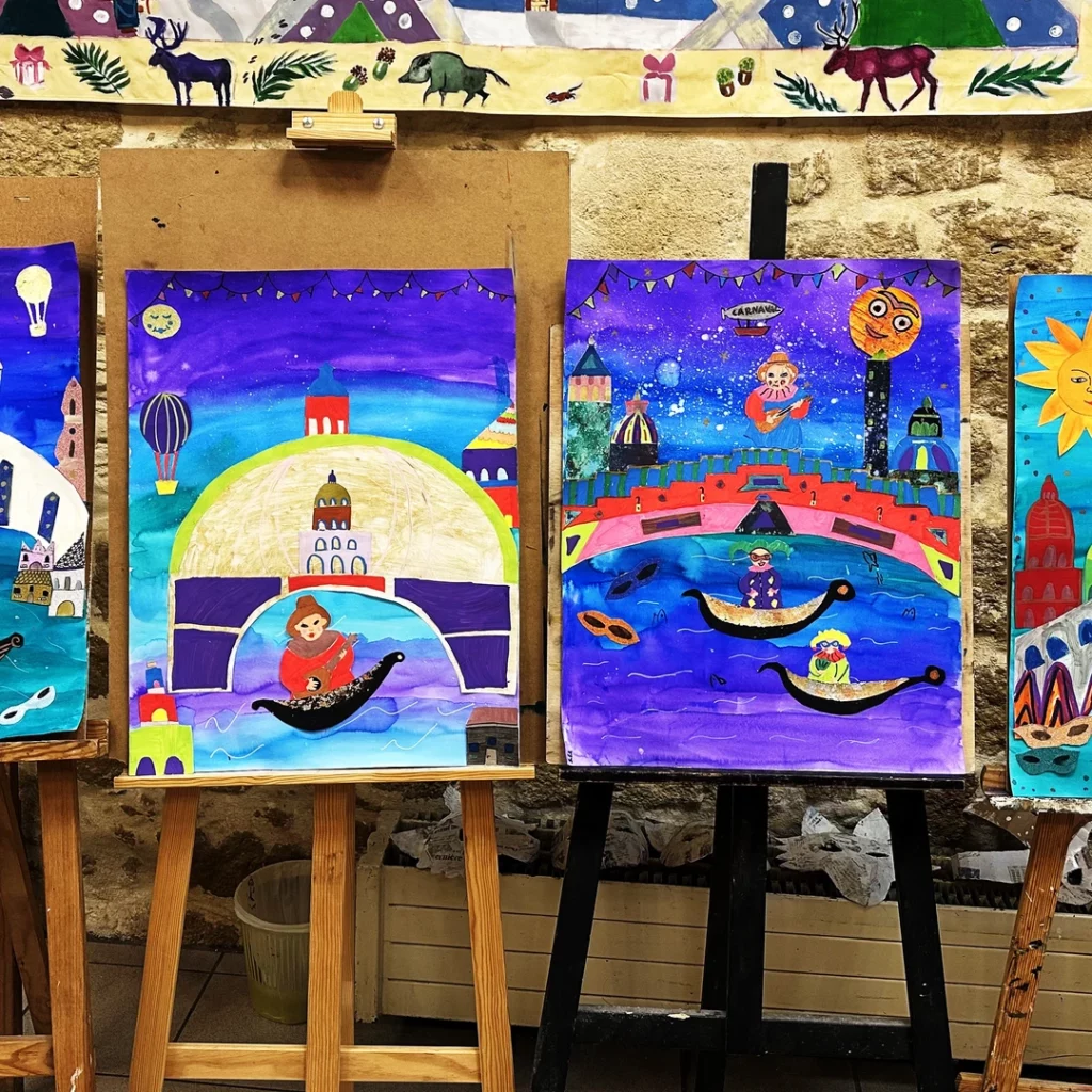 peintures autour du carnaval de Venise réalisées par des enfants lors d'un stage d'arts plastiques à l'Atelier Amarillo