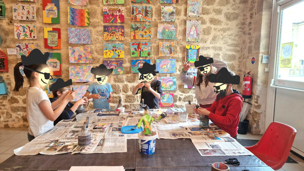 pirates en papier mâché et bouchons de liège, arts plastiques, Langon, Centre Culturel des Carmes, atelier dessin, atelier peinture, Gironde, sud gironde, atelier créatif, recyclage