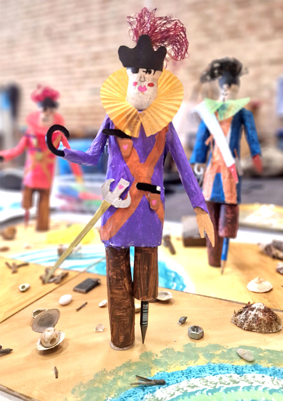 pirates en papier mâché et bouchons de liège